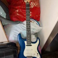 Chitarra elettrica tipo Fender Stratocaster