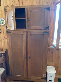 Armadio da cucina in legno massello