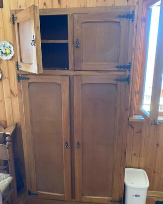Armadio da cucina in legno massello