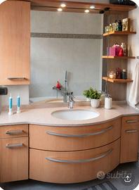 Arredo bagno, piano in granito.
