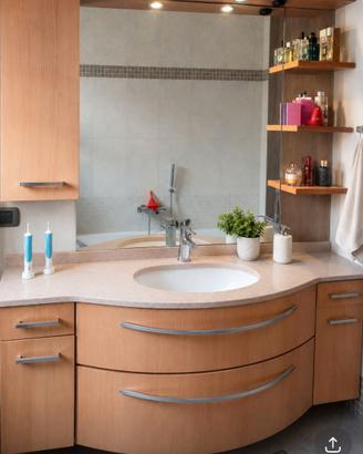 Arredo bagno, piano in granito.