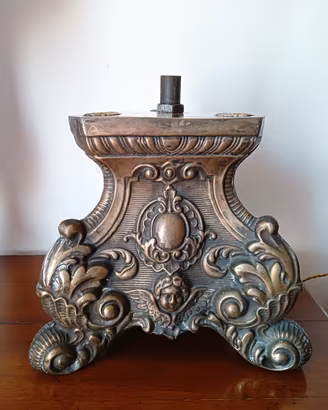 Antica base di candeliere, epoca fine 800, altare