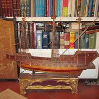 Veliero antico in legno