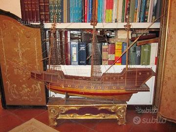 Veliero antico in legno