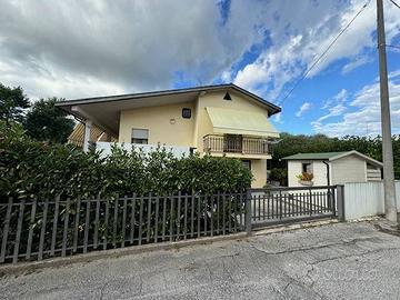 CASA SINGOLA CON GIARDINO PRIVATO