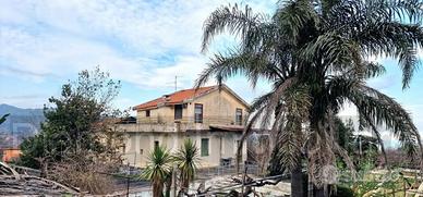 Villetta singola con terreno e serre a San Gerardo