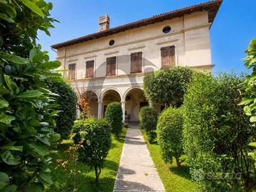 Villa di 867 m² con più di 5 locali e box auto a B