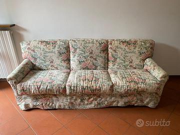 Divano floreale 3 posti ben tenuto