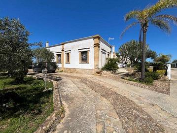 Ampia villa a pochi metri dallo Stagnone