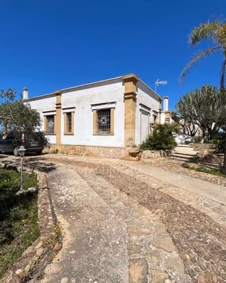 Ampia villa a pochi metri dallo Stagnone
