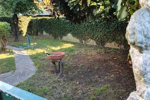 VILLA INDIPENDENTE con giardino e box auto