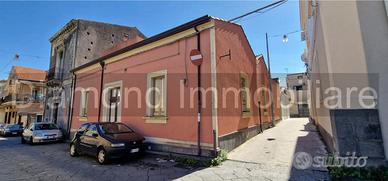 Casa singola con cortile e deposito a Riposto