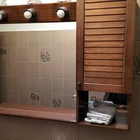 Mobile bagno in legno con specchio e illuminazione