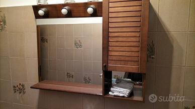 Mobile bagno in legno con specchio e illuminazione