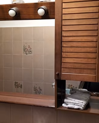 Mobile bagno in legno con specchio e illuminazione