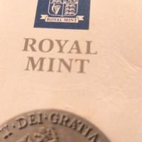  2 MONETE ROYAL MONETA CON ELISABETTA 