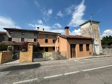 CASA DI TESTA CON GIARDINO: PRONTA DA VIVERE