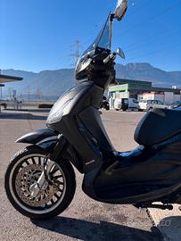 Beverly 300 police edition