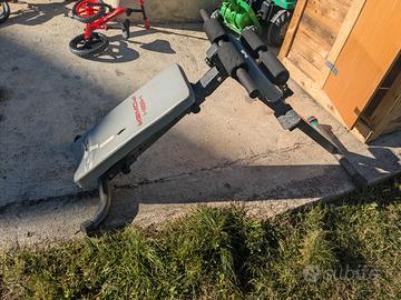 attrezzatura palestra panca e porta piastre