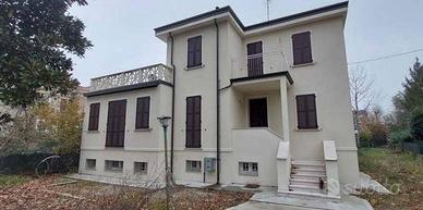 Immobile in asta di 400 m² con 5 locali e box auto