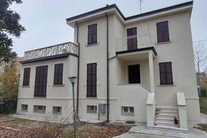 Immobile in asta di 400 m² con 5 locali e box auto