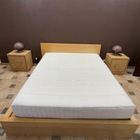 Letto matrimoniale con materasso e comodini