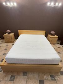 Letto matrimoniale con materasso e comodini