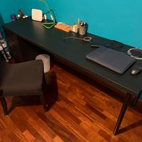 Scrivania Ikea con sedia e cassetti