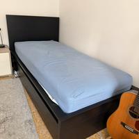 Letto singolo con cassettoni