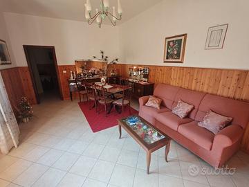 Indipendente con due appartamenti e terreno