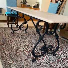 ELEGANTE TAVOLO IN PIETRA SCOLPITA E FERRO BATTUTO