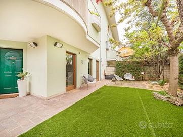 Elegante monolocale con giardino