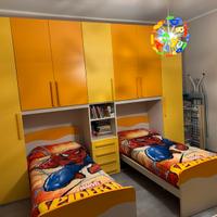 Cameretta con due lettini.