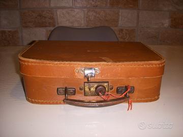 Piccola valigia di cartone