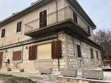 Casa singola con rustico e terra a 3 km da Ascoli