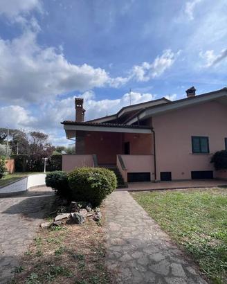 Villa di 165 m² con più di 5 locali a Roma
