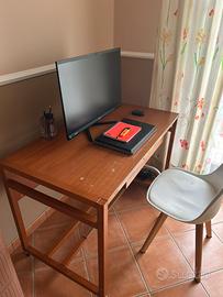 Scrivania con sedia