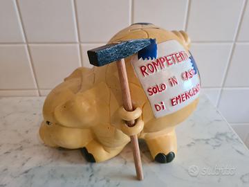 Salvadanaio maialino con martello