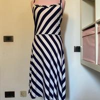 Elegante vestito da donna con un design a righe