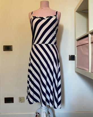 Elegante vestito da donna con un design a righe