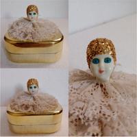 Scatolina in metallo con testa di bambola Pierrot 