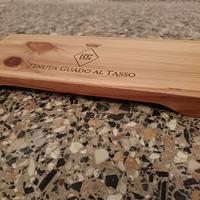 taglieri con cassette del vino