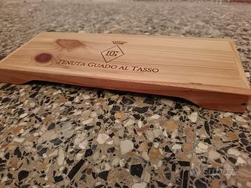 taglieri con cassette del vino