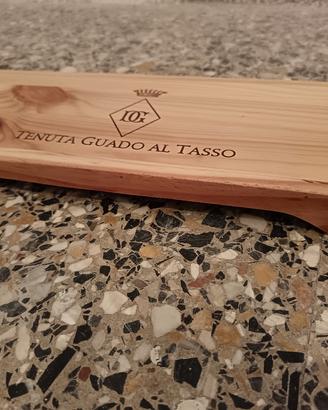 taglieri con cassette del vino