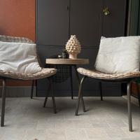 Poltrone in rattan e tavolino da giardino/balcone.