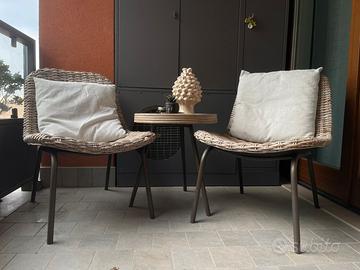 Poltrone in rattan e tavolino da giardino/balcone.