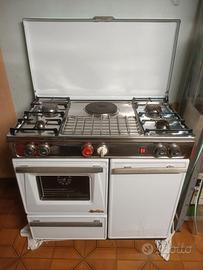 Cucina vintage a gas con piastra elettrica