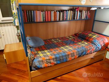 LETTO A CASTELLO IN CILIEGIO-FINITURE GIALLO E BLU