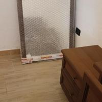 Specchio, comò e comodini.