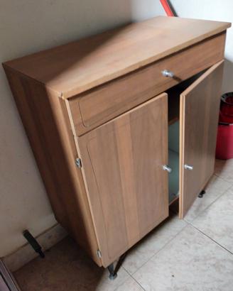 Mobiletto con ante e cassetti